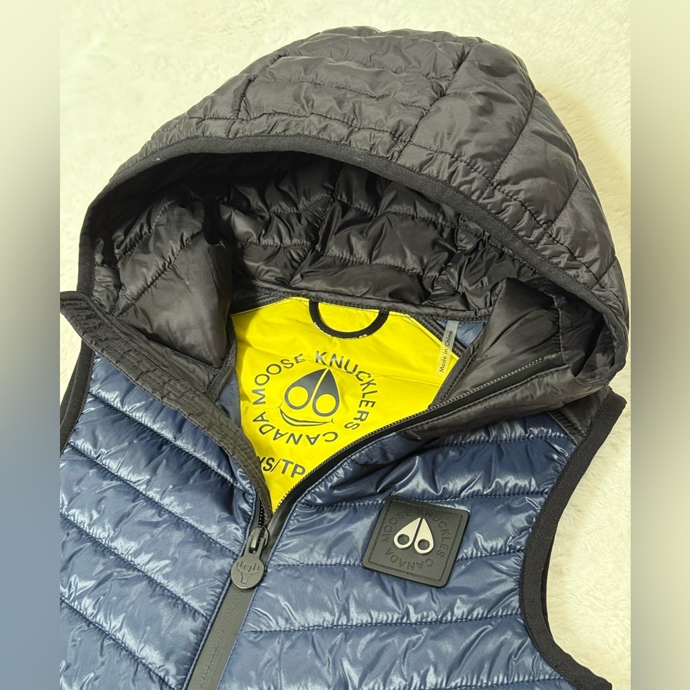 Moose Knuckles Big Kids Navy Quilted Cadman Vest Unisex (size XS/TP) - Preloved